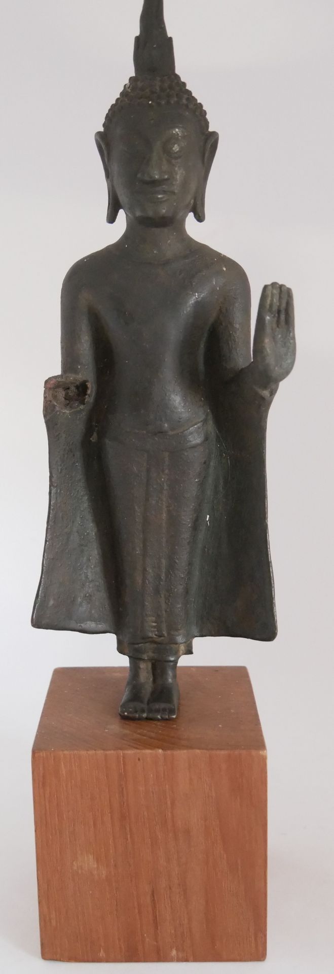 Stehender Abhaya Schutz Buddha Statue, 1 Arm fehlt. Wohl Thailand auf Holzsockel. Höhe ca. 24 cm.