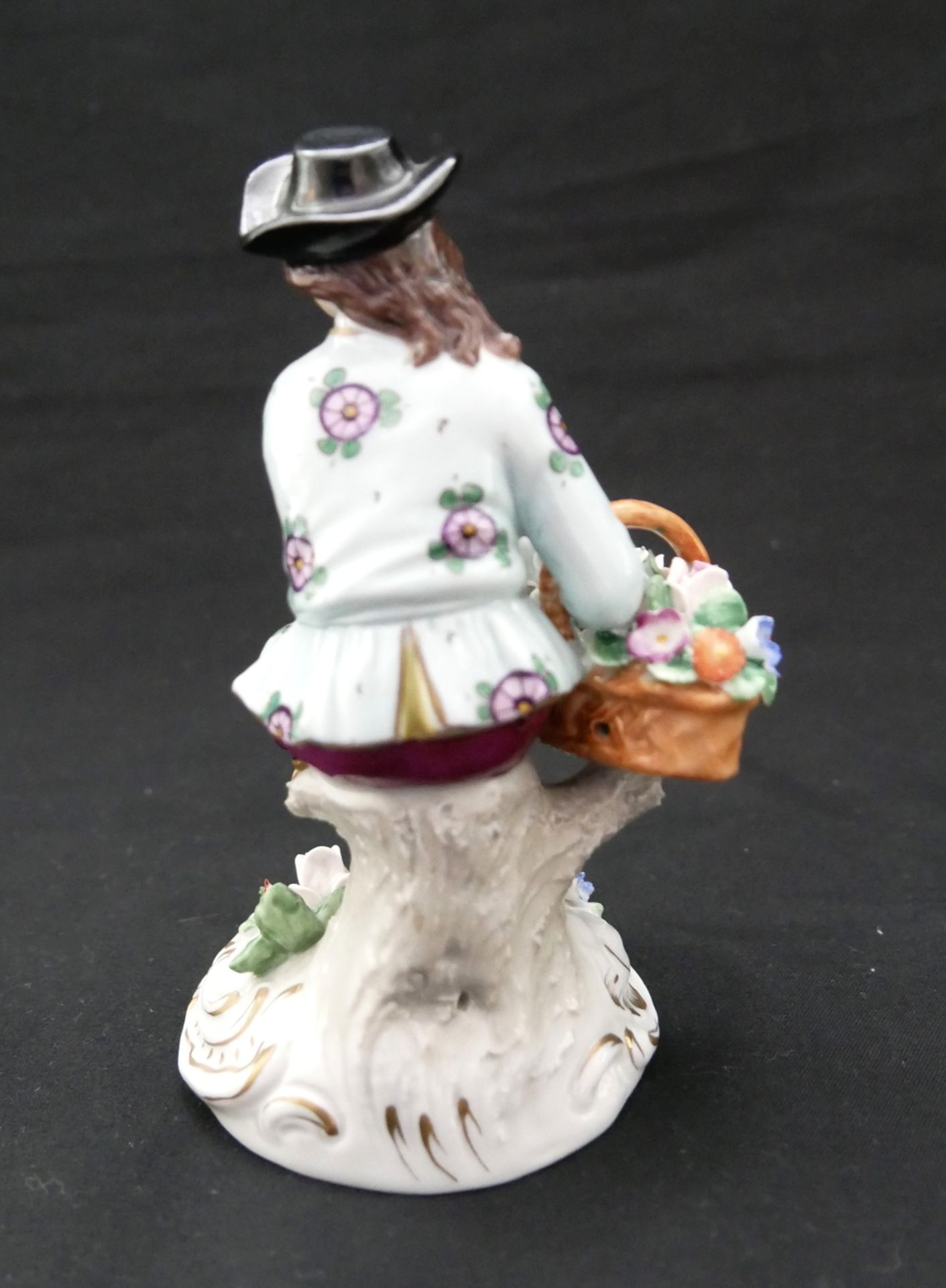 Porzellanfigur von Sitzendorf "Jüngling mit Blumenkorb", farbig bemalt. Blaue Unterglasurmarke. Höhe - Image 3 of 4