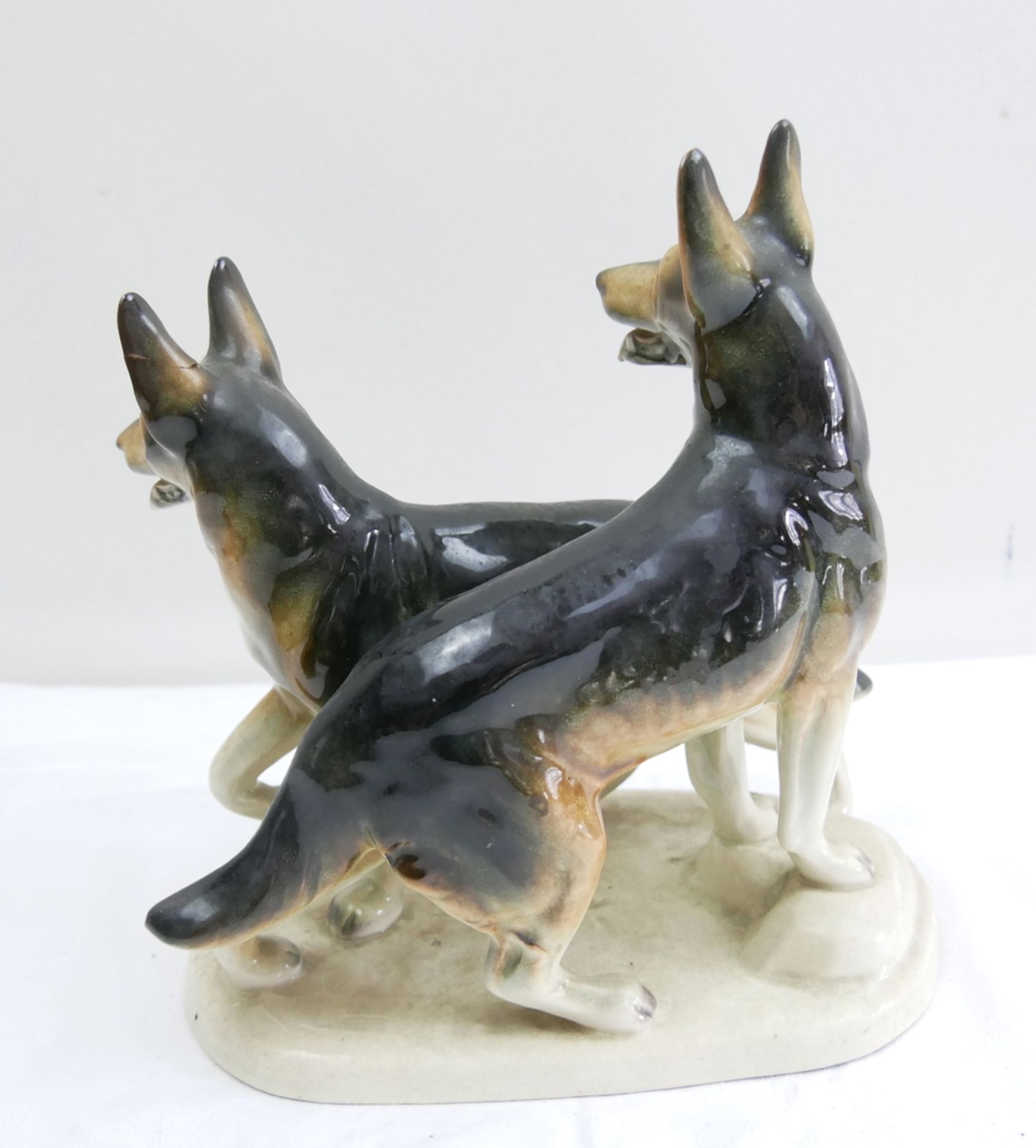 Porzellangruppe Cortendorf Schäferhunde, Unterbodenglasur. Ein Ohr geklebt. Höhe ca. 21 cm, Länge - Image 2 of 4