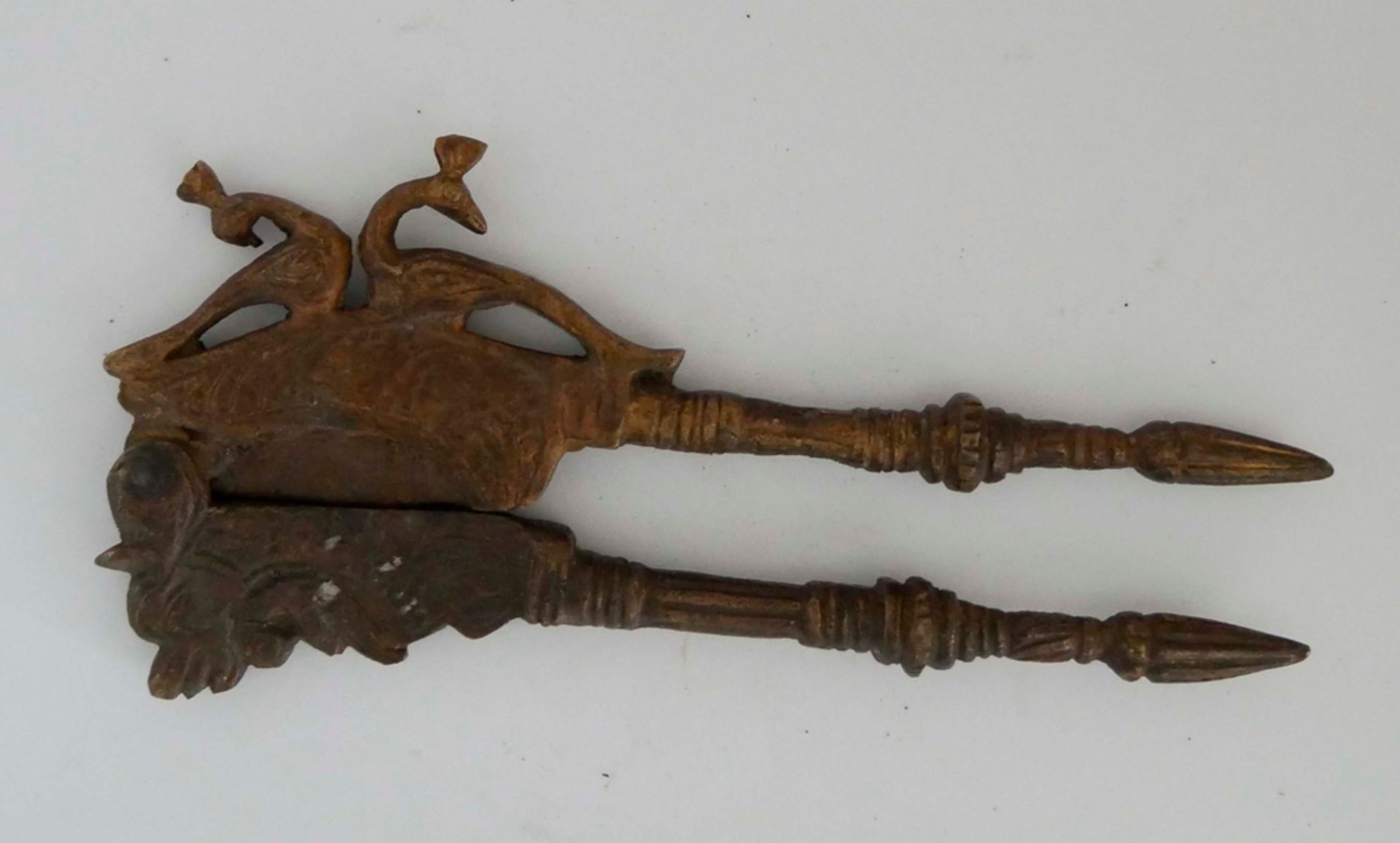 antiker Bethelnussknacker aus Indien, "2 Pfaue". Sammlerstück.