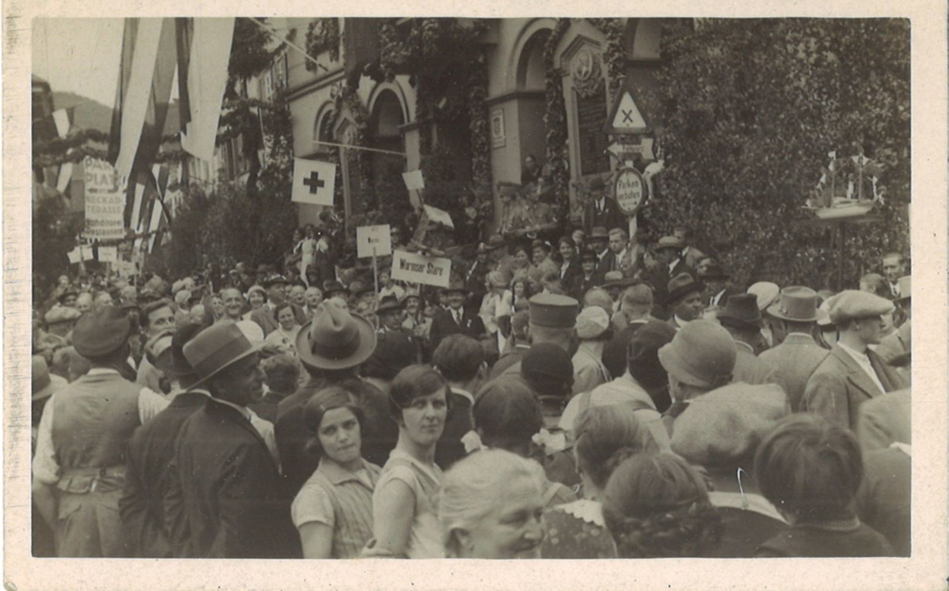 Fotopostkarte, ungebraucht. Rückseitig beschriftet "Goebbels im Wormser Theater 1935"