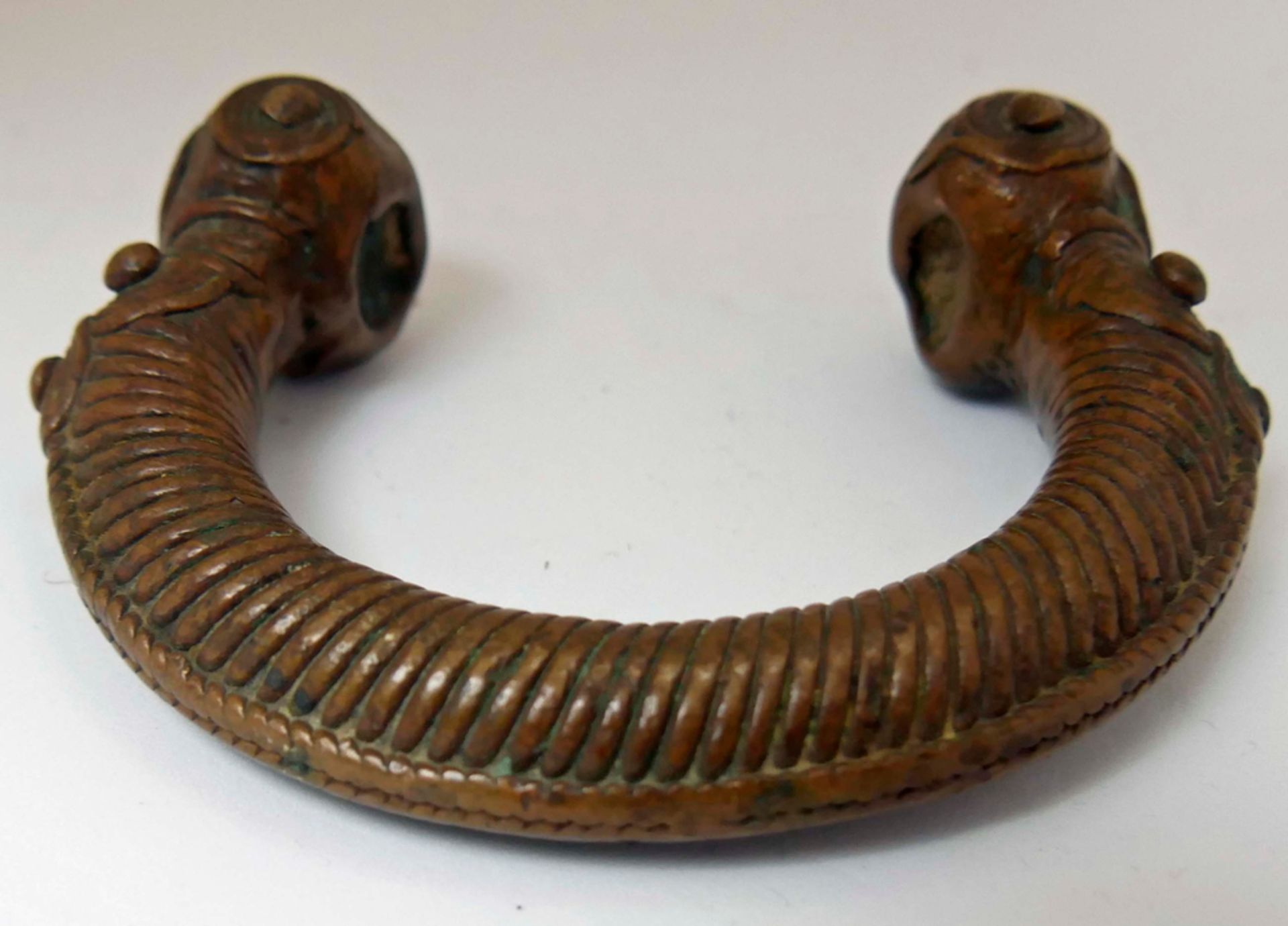 schwerer Bronze Armreif / Manille - Westafrika, der einen nicht ganz geschlossenen Kreis bildet. - Bild 3 aus 3