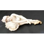 Keramikfigur "Ballerina", ungemarkt. Länge ca. 27 cm, Höhe ca. 13 cm