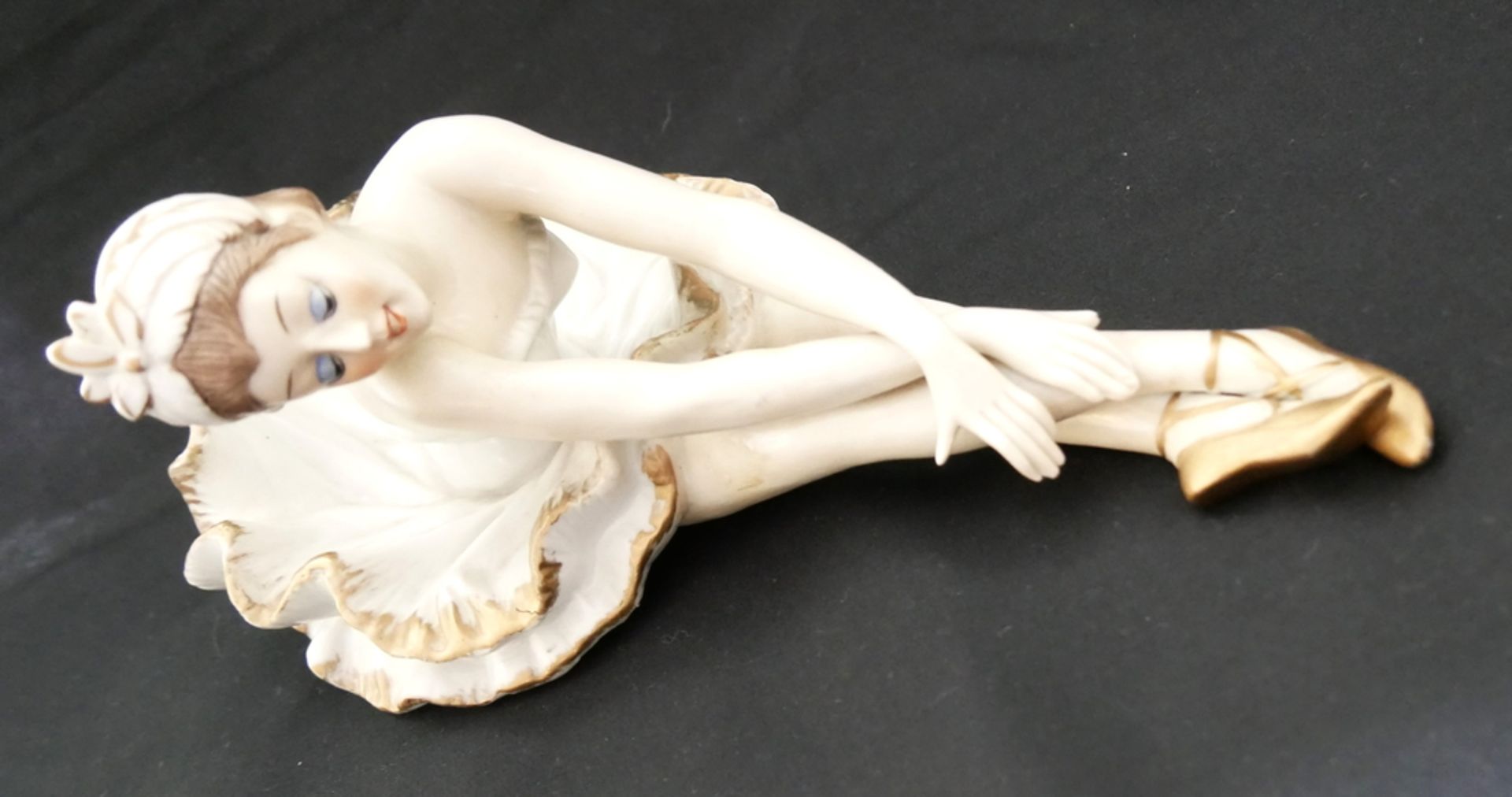 Keramikfigur "Ballerina", ungemarkt. Länge ca. 27 cm, Höhe ca. 13 cm