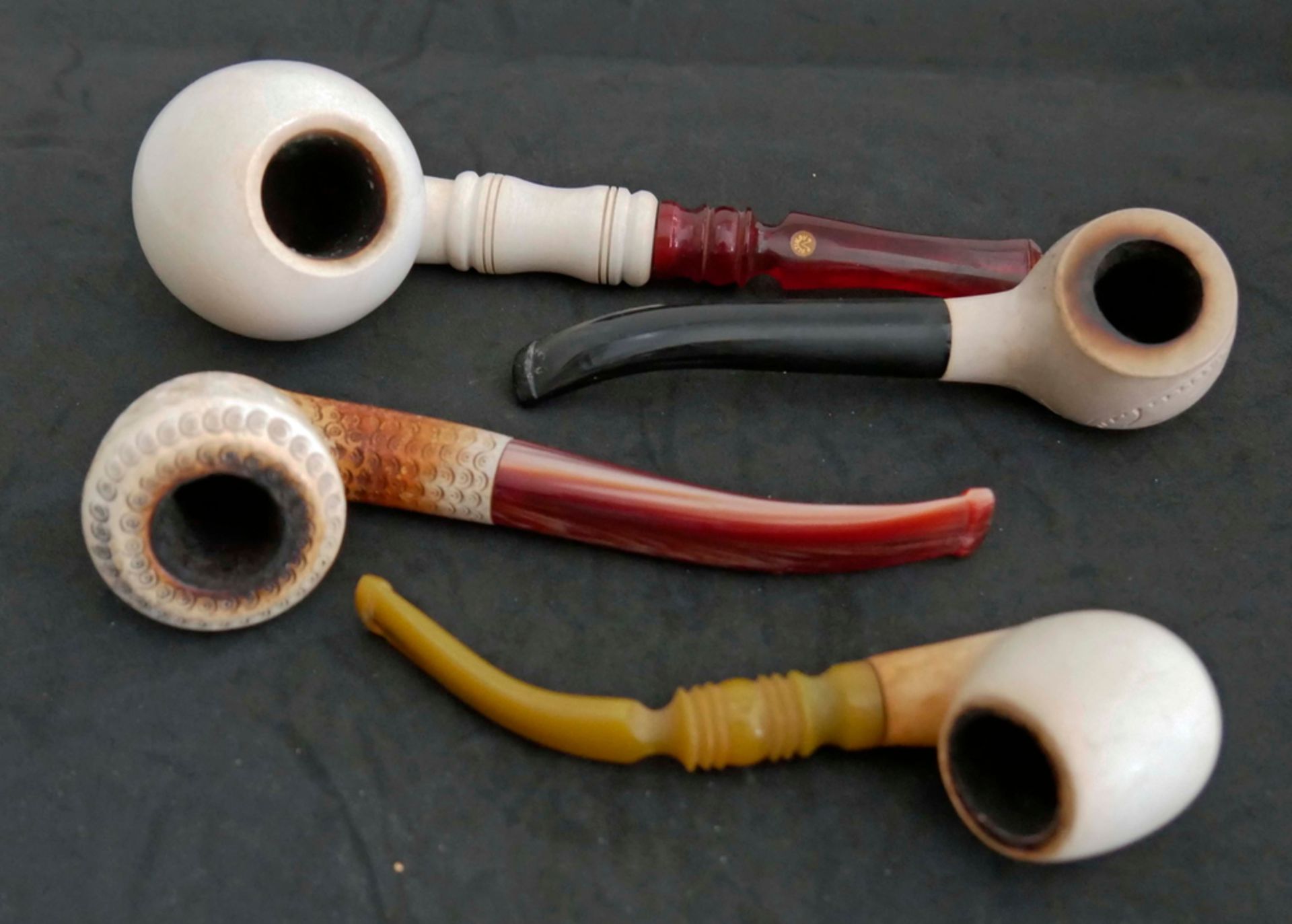 Konvolut Meerschaumpfeifen, insgesamt 4 Stück. Verschiedene Modelle, Schnitzereien und Mundstücke.