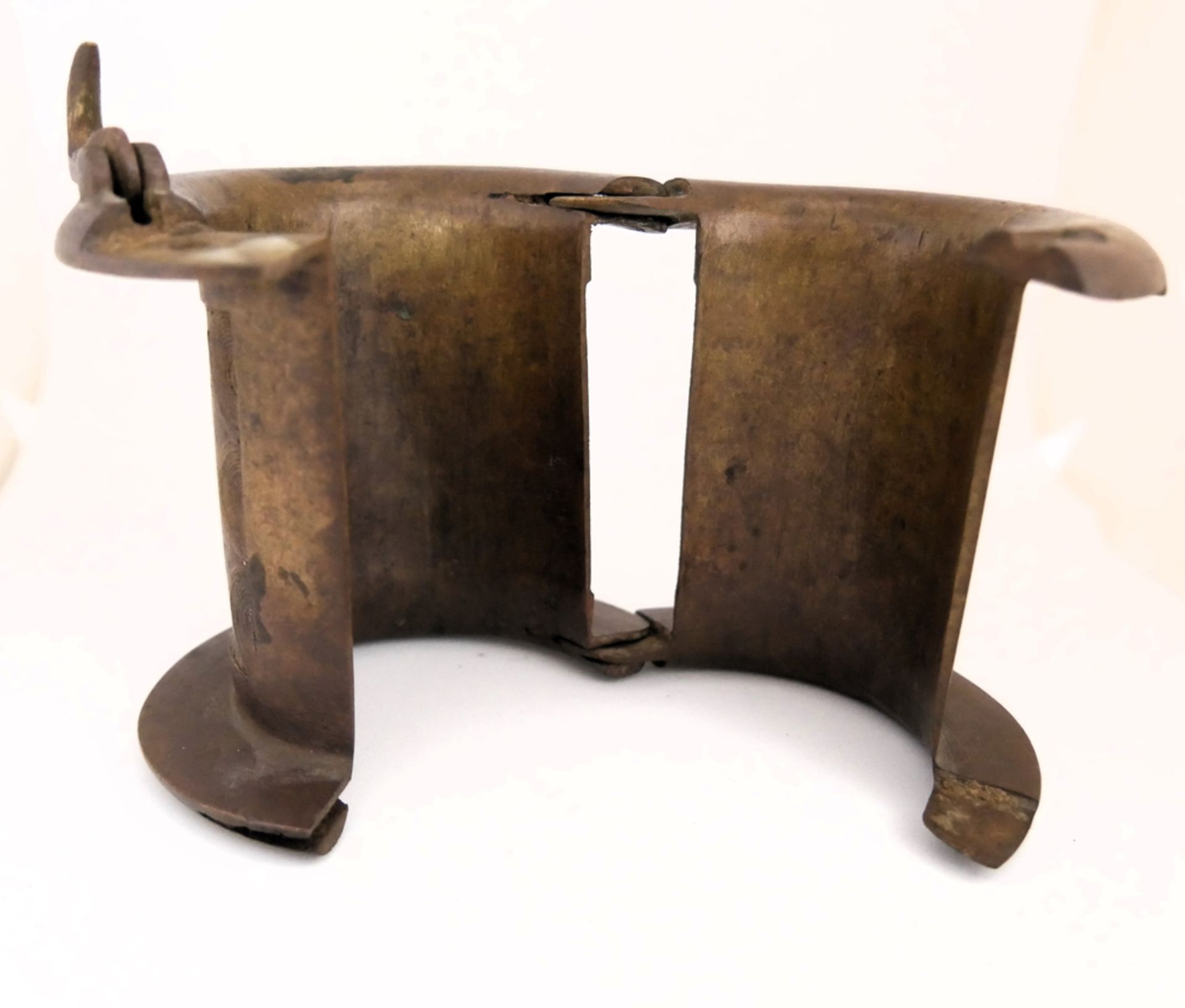 Afrikanischer Armreif aus Bronze, wohl 20. Jahrhundert. Aufklappbar mit einem Schnappverschluss, - Image 4 of 5