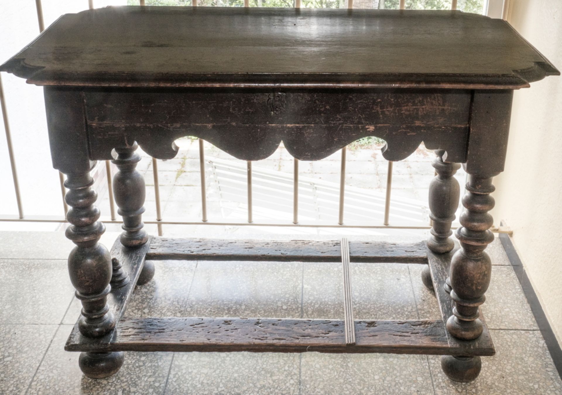 Barock - Tisch, massiv. Breite: ca. 61 cm, Länge: ca. 106 cm, Höhe: ca. 75 cm. Gebrauchsspuren.