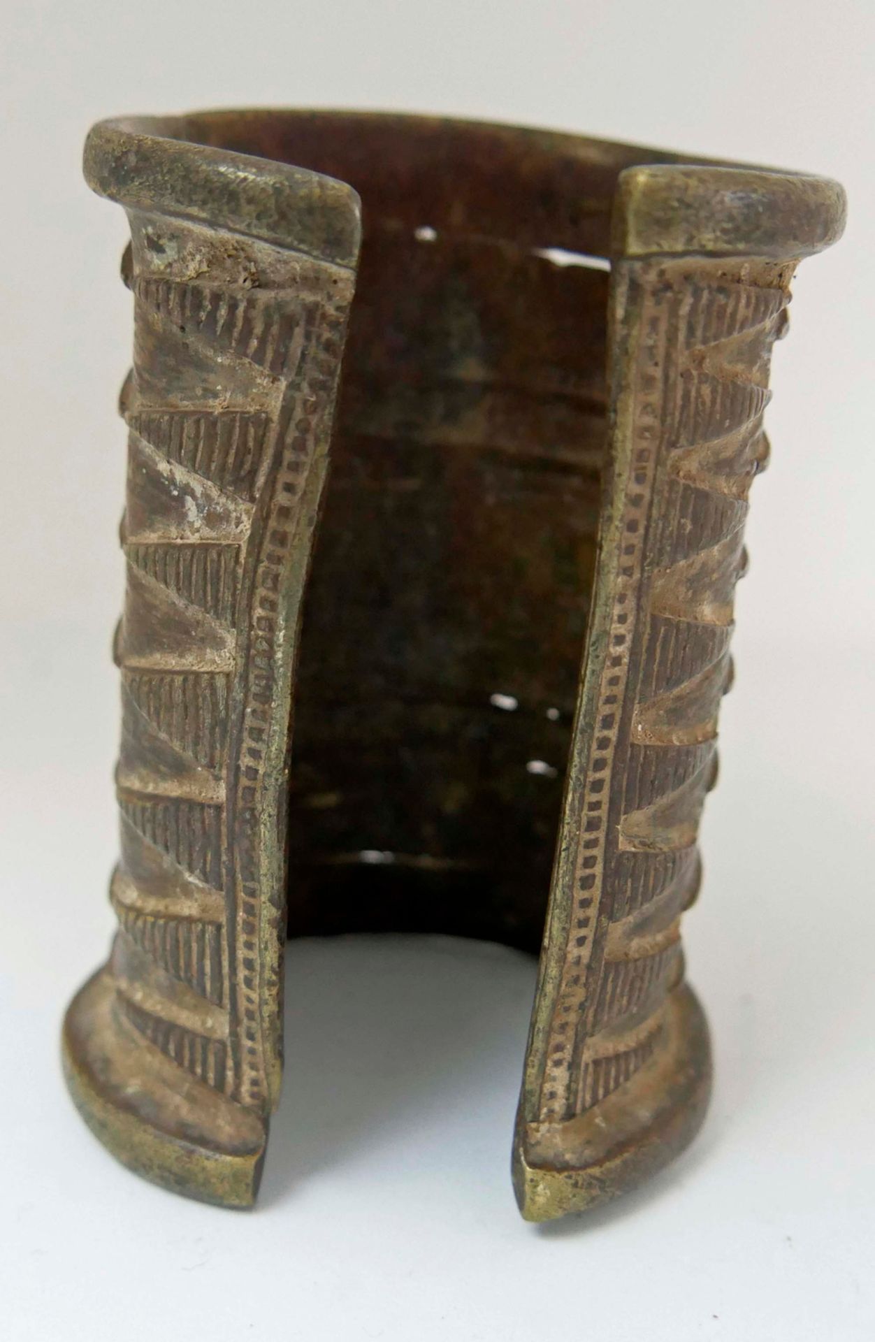 Bronze Armband wohl aus Nigeria. Igbo-Frauen schmückten sich mit diesen Manschetten, entweder als - Bild 2 aus 2