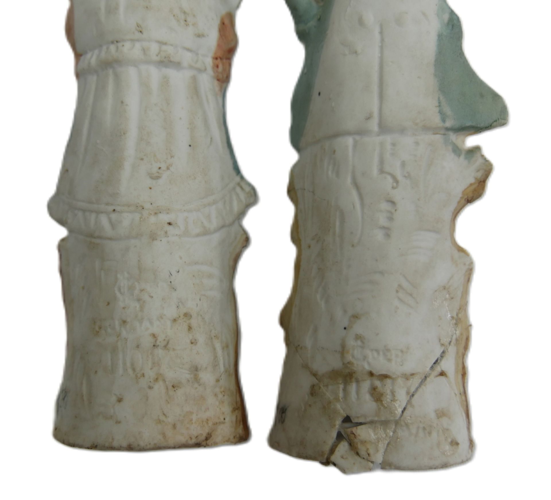 2 antike Bisquit Porzellanfiguren, berieben, der Knabe wurde am Sockel geklebt, Chips vorhanden. - Bild 2 aus 2
