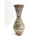 Antike ägyptische handgehämmerte Messing Vase mit Intarsien von Hieroglyphen Figuren in Silber und