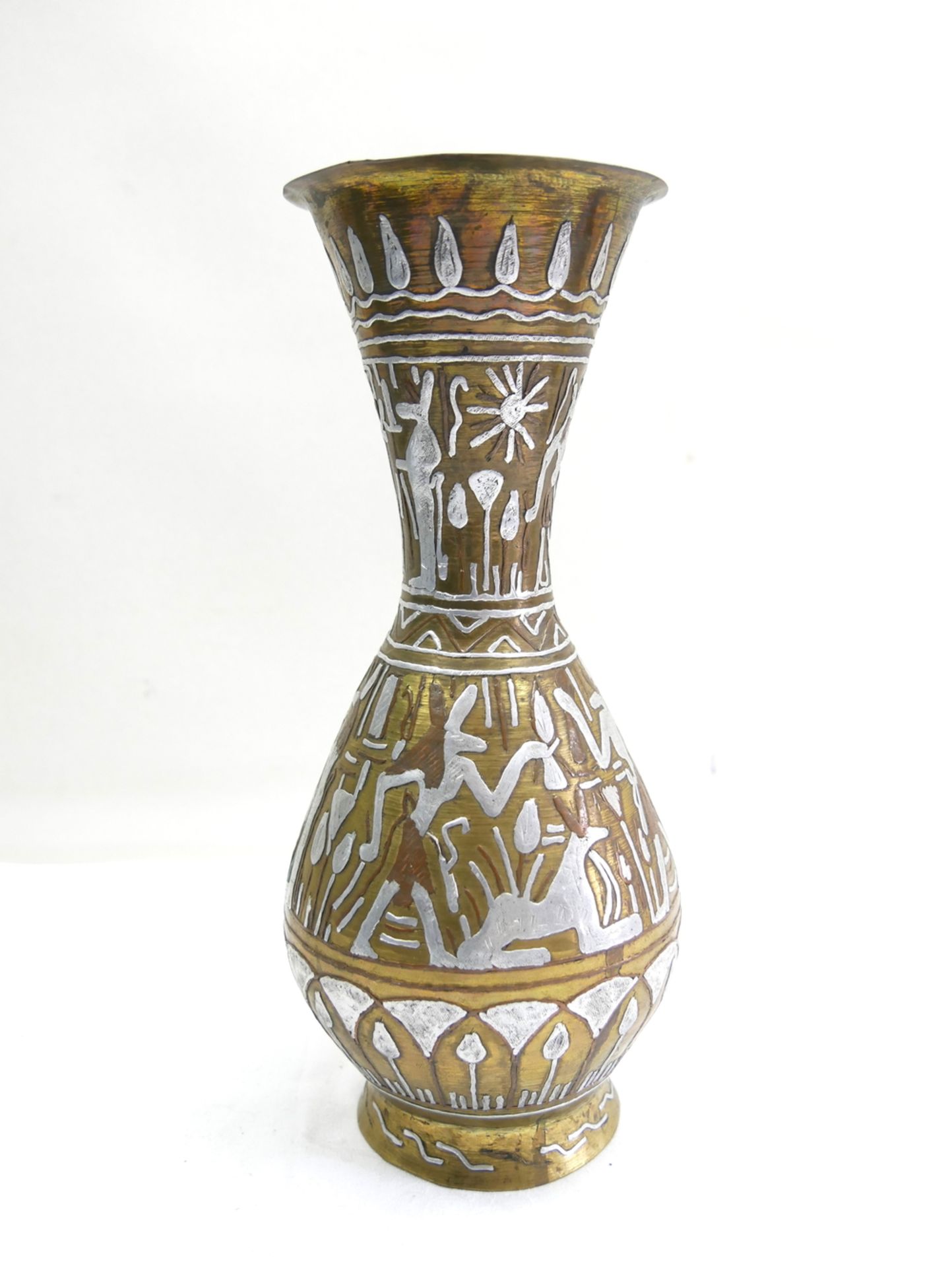 Antike ägyptische handgehämmerte Messing Vase mit Intarsien von Hieroglyphen Figuren in Silber und