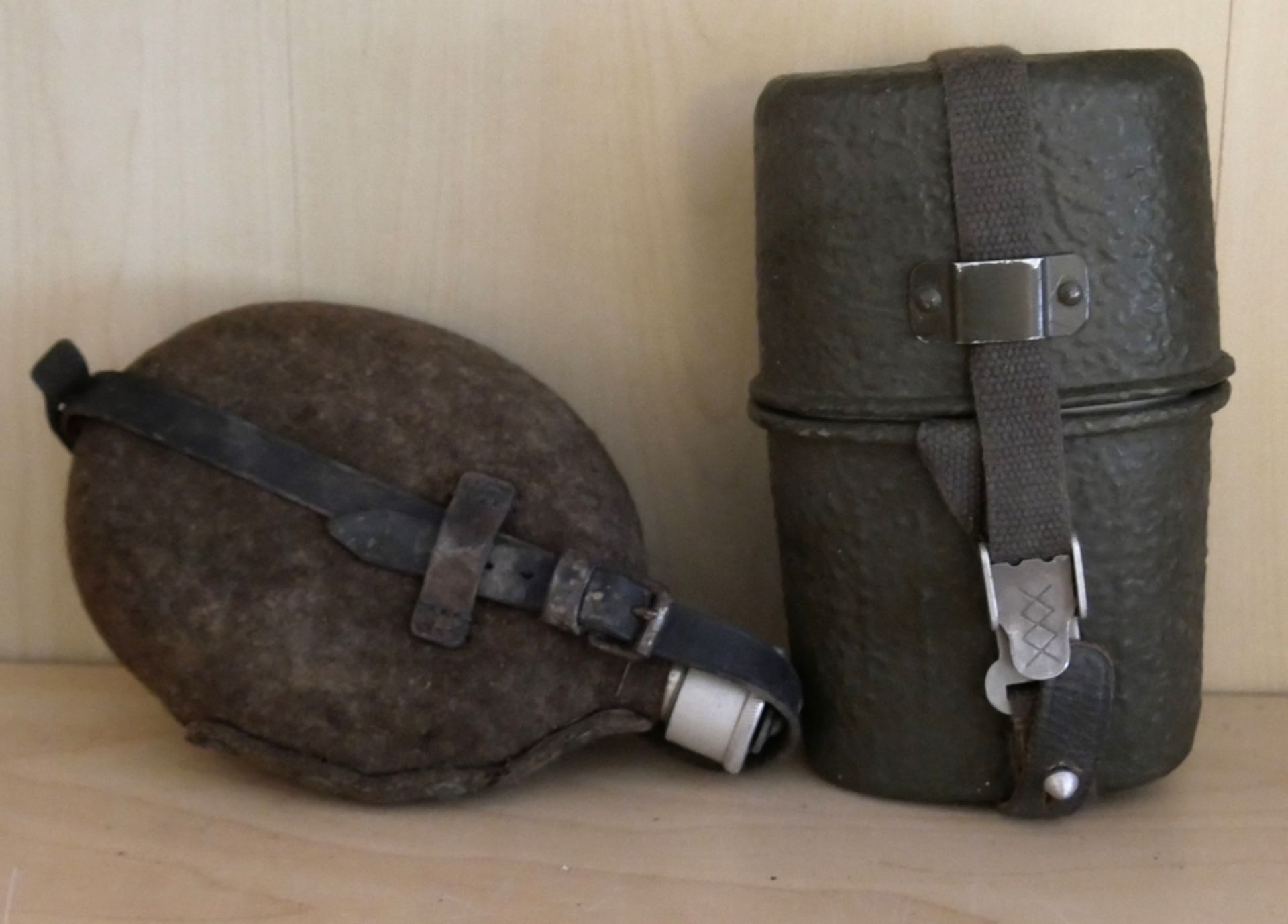 2 Wehrmacht Labeflaschen, 1x komplett in Wollfilzfutter (Teilweise beschädigt) sowie 1x Aluminium