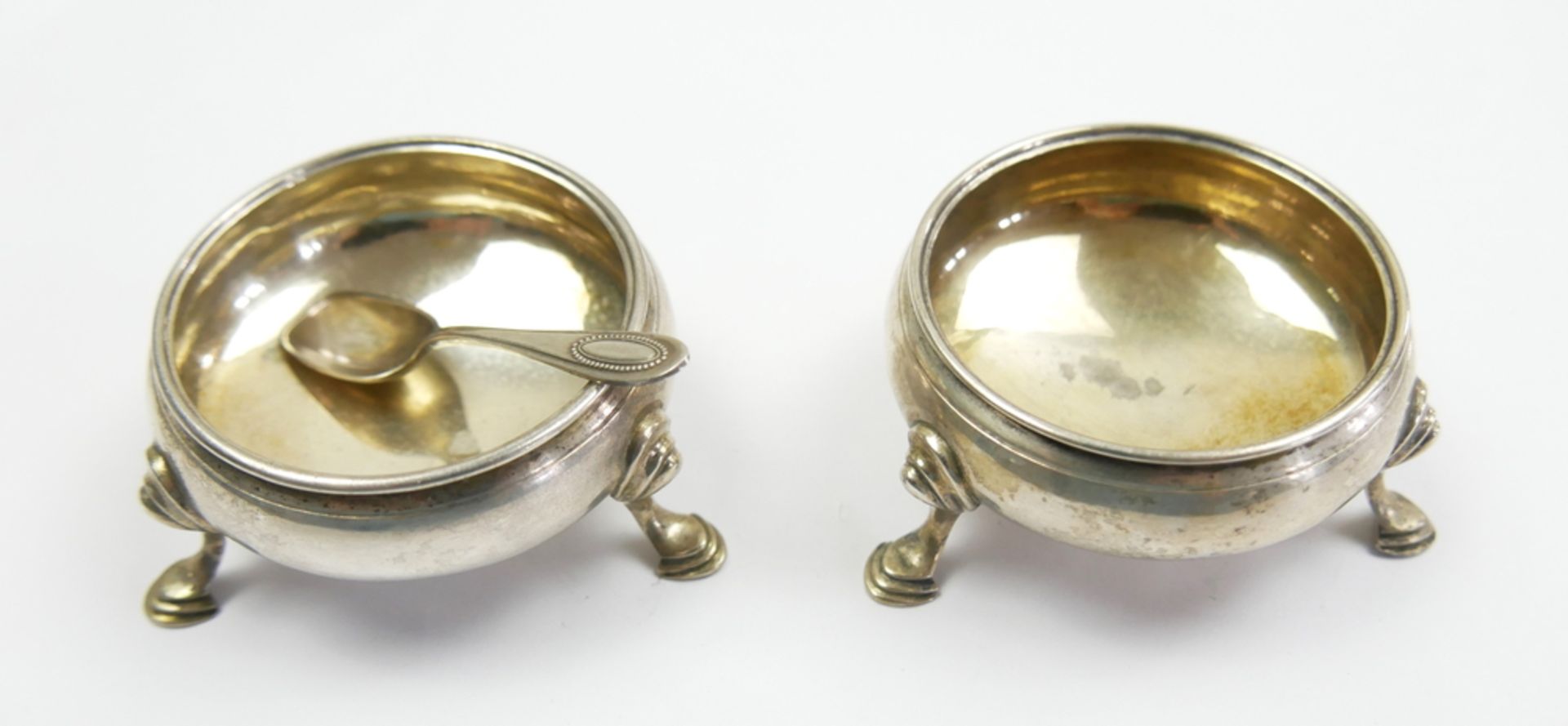 2 Silbergefäße, 1x mit Löffel, Silberpunze Löwe, England. Höhe ca. 3,4 cm, Durchmesser ca. 5,5 cm