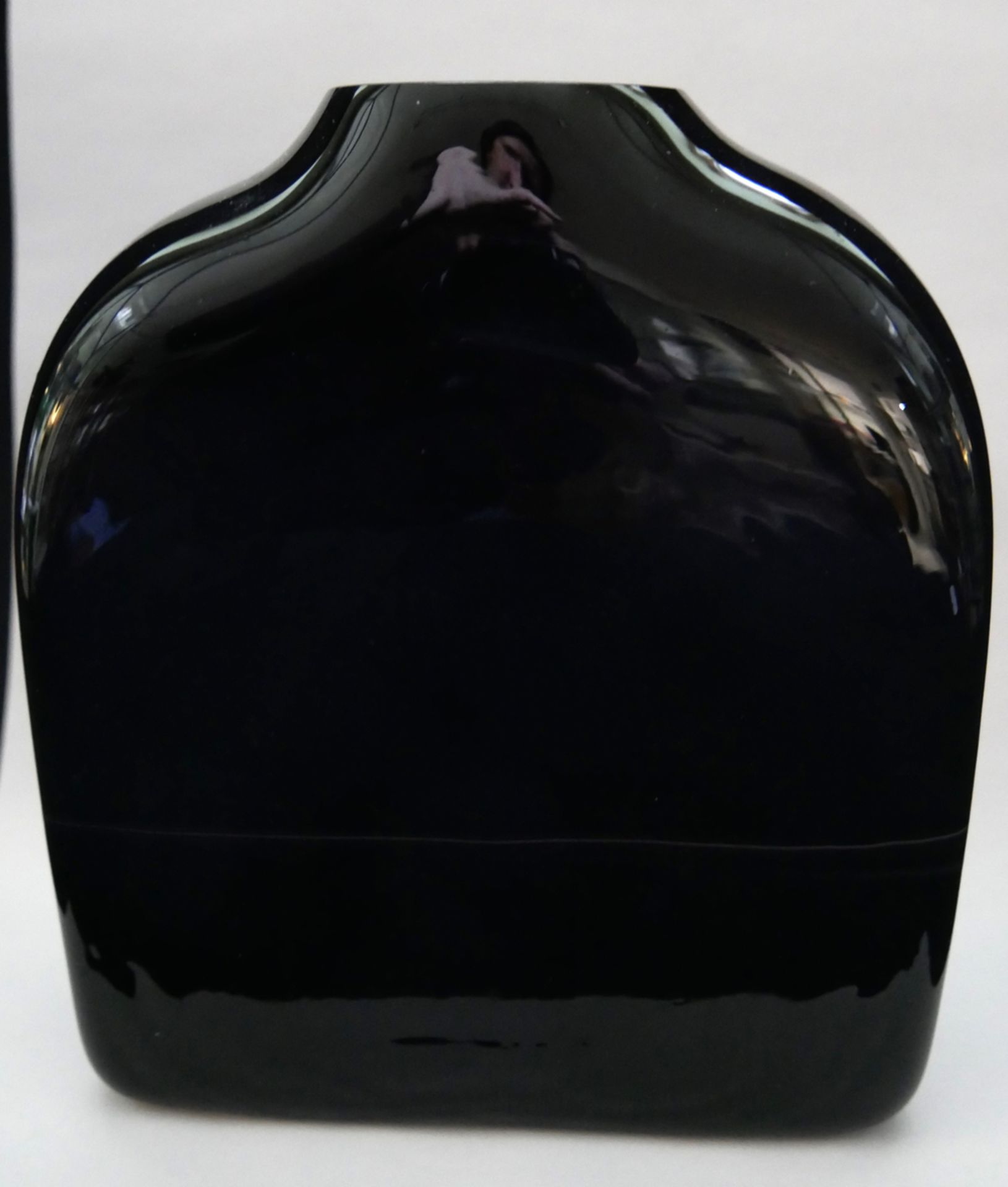 Designer Glasvase, halboval, in die Form geblasen. Schichtglas: innen opale/marmoriert, außen - Image 2 of 2