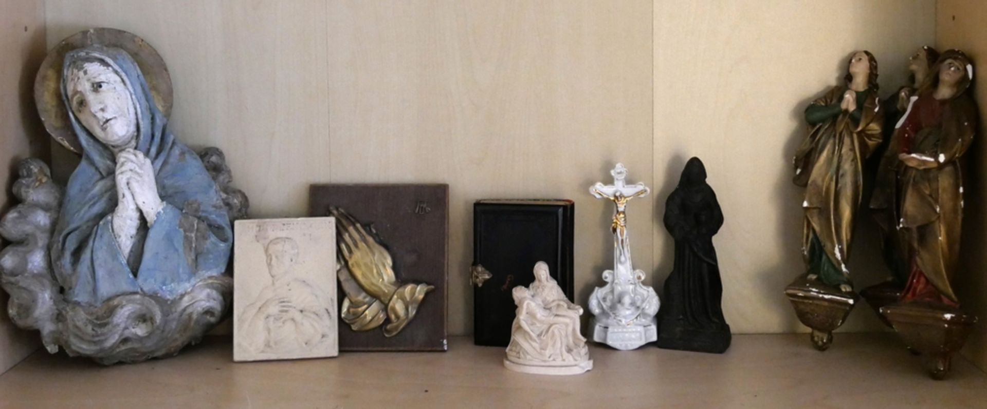 Lot Religiosa, bestehend aus Madonna aus Holz, kleine Bibel, Porzellan Standkreuz, etc. Bitte