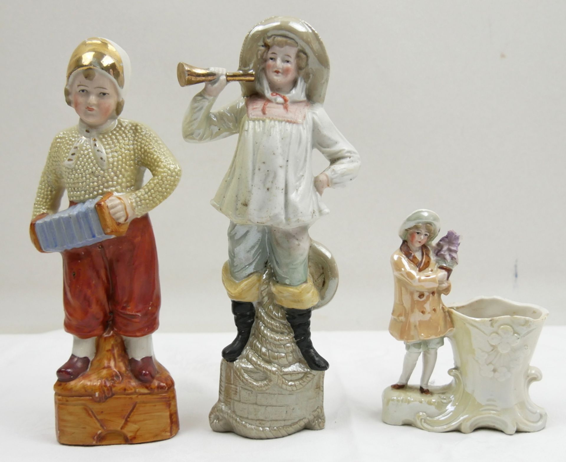 3 Porzellan Figuren, ungemarkt dabei 1x mit Vase