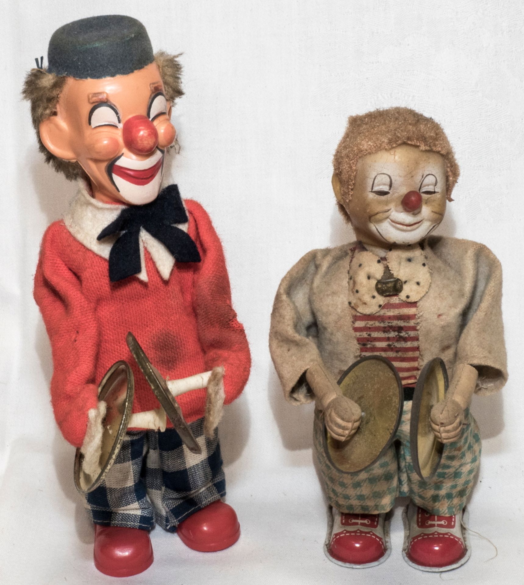 Zwei Aufzieh - Clowns, jeweils mit Schlüssel. keine Funktion. Made in Japan. Höhe: ca. 17 cm und ca.