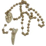 Wandrosenkranz, wohl aus Alabasterit mit geschnitzten Perlen der Jungfrau Maria und Josef sowie