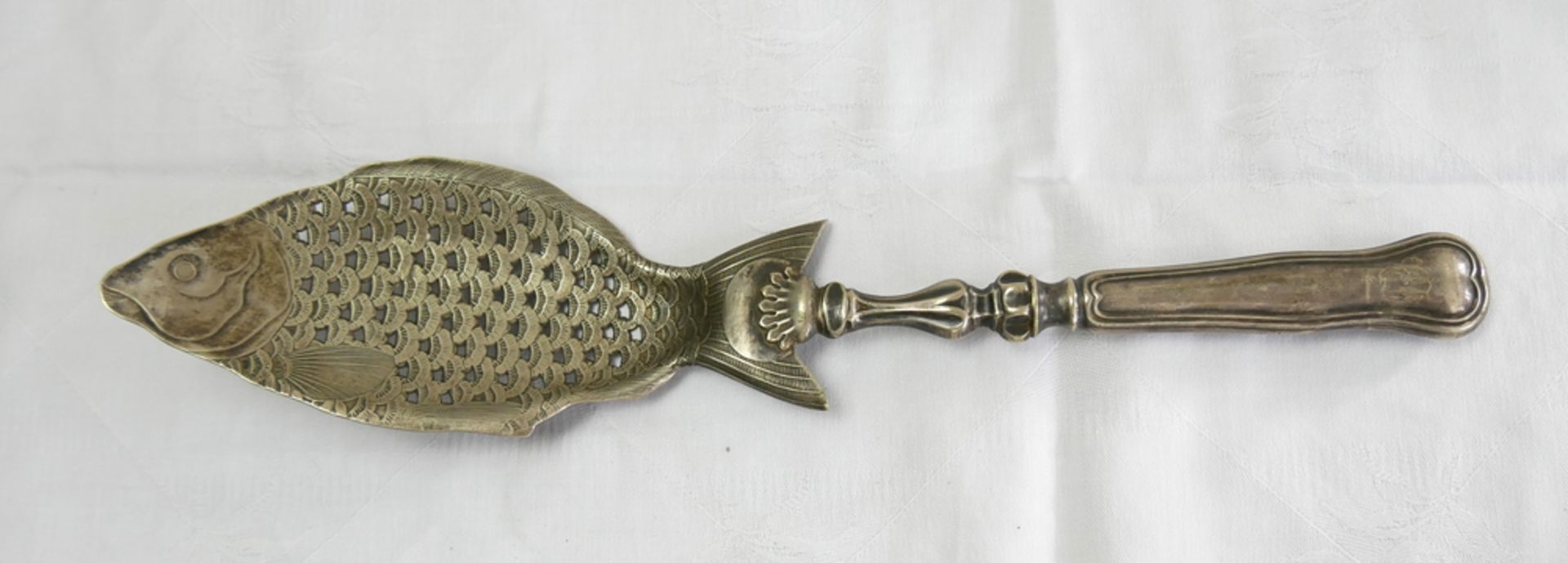 Fischheber um 1880, versilbert, graviert mit Initialen. Länge ca. 33 cm