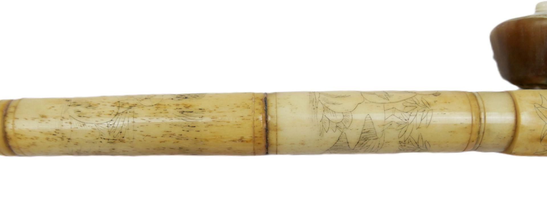 Chinesische Opiumpfeife aus Knochen, geschnitzt und verziert mit Geishas und Landschaften. Länge ca. - Bild 2 aus 3