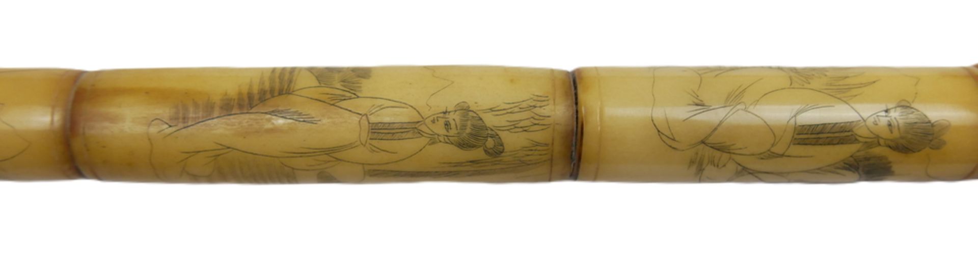 Chinesische Opiumpfeife aus Knochen, geschnitzt und verziert mit Geishas. Länge ca. 54 cm - Bild 2 aus 3