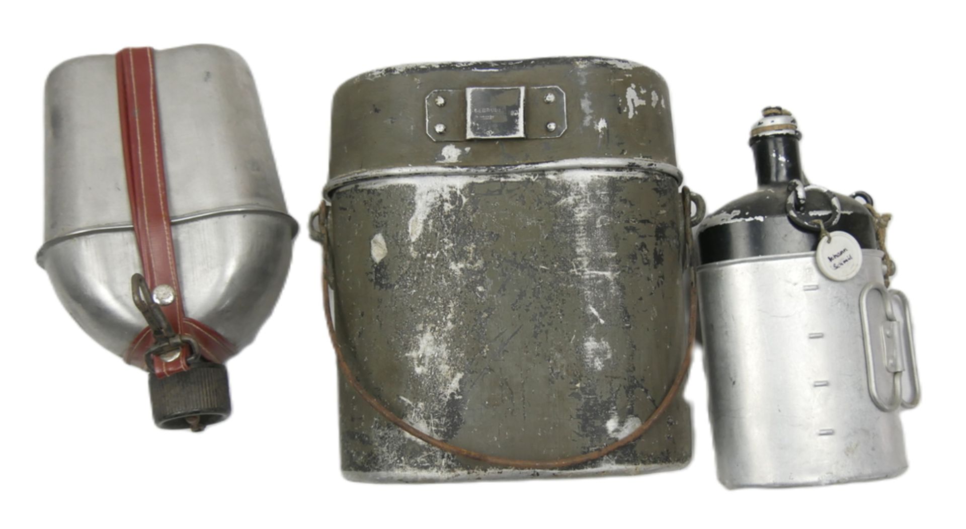 Lot Feldgeschirr und Feldflaschen der Wehrmacht, wohl 2. Weltkrieg aus Aluminium. Insgesamt 3 Teile.