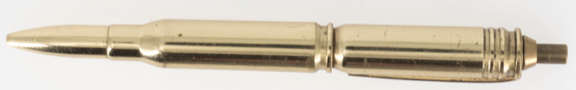 Heckler & Koch, Kugelschreiber in Form einer Gewehrpatrone. Länge: ca. 13 cm.