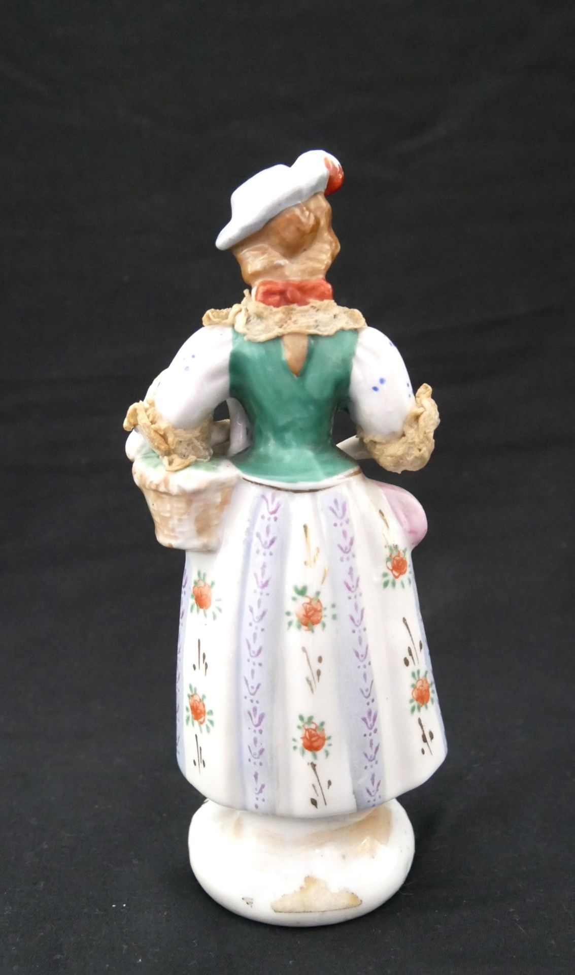 Porzellanfigur Silco, Made in Japan, "Dame mit Blumenkorb", farbig ausstaffiert. Höhe ca. 18,3 cm - Bild 2 aus 2