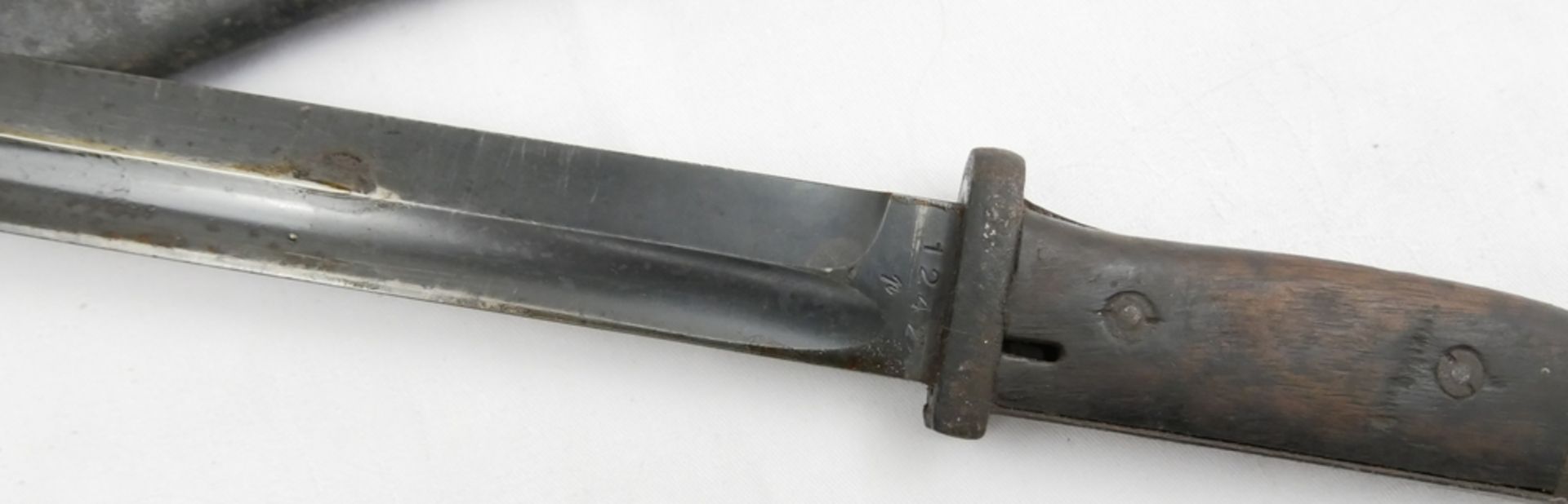 Ausgehbajonett K98 Fa. E. Hörster in Scheide. Gebrauchsspuren vorhanden. Klingenlänge ca. 25 cm, - Image 2 of 3
