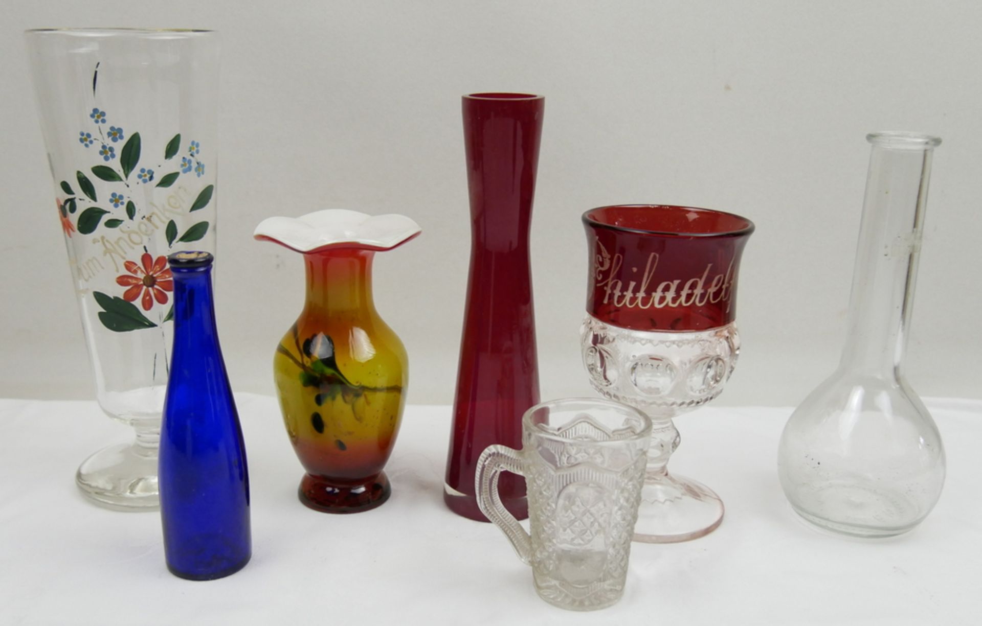 Lot Glas dabei Vasen, Glas mit floralen Design "Zum Andenken", etc. Bitte besichtigen