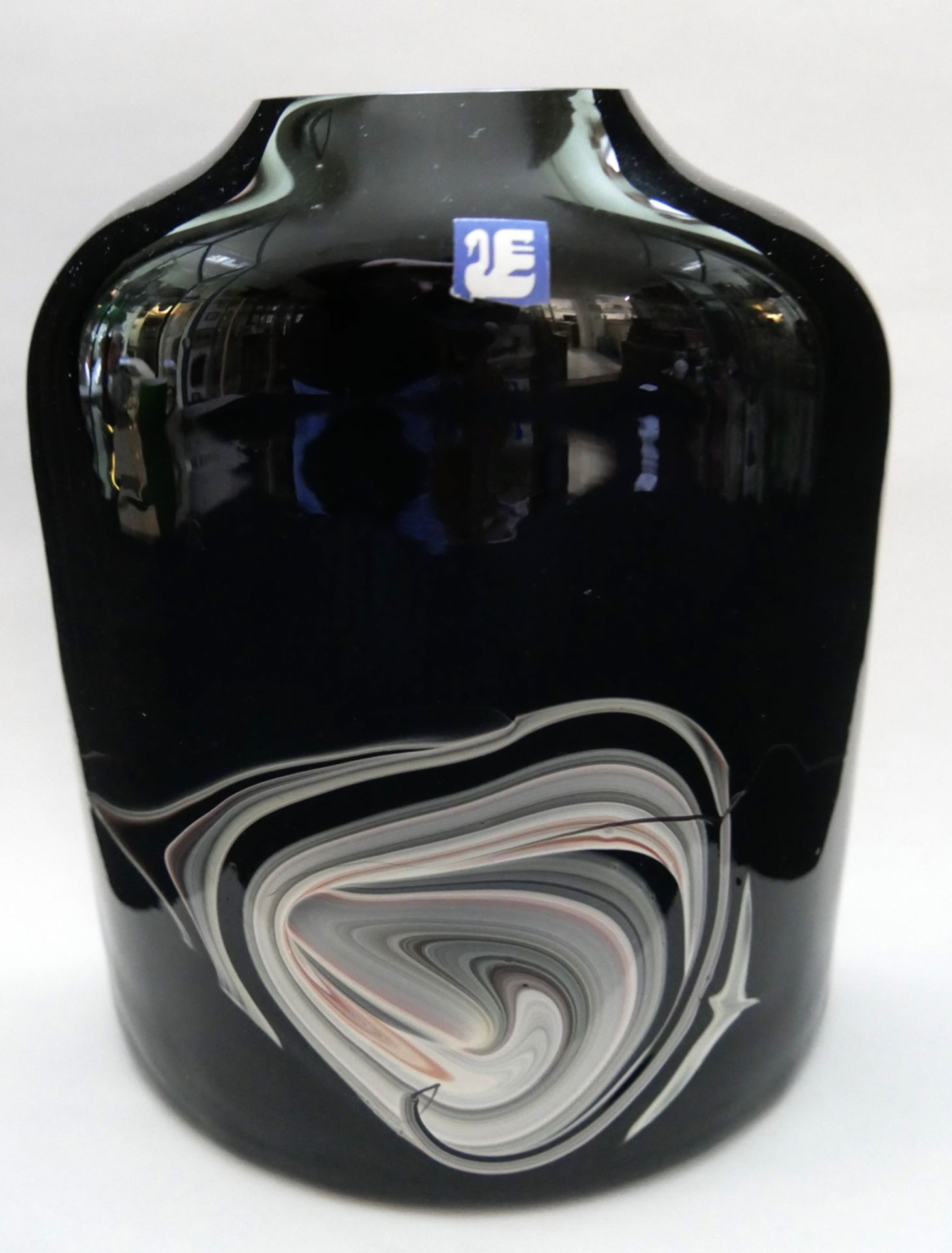 Designer Glasvase, halboval, in die Form geblasen. Schichtglas: innen opale/marmoriert, außen