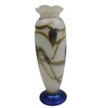 Schwere Glasvase, gemarkt R.P. Golding, mit floralem Design. Höhe ca. 26,4 cm