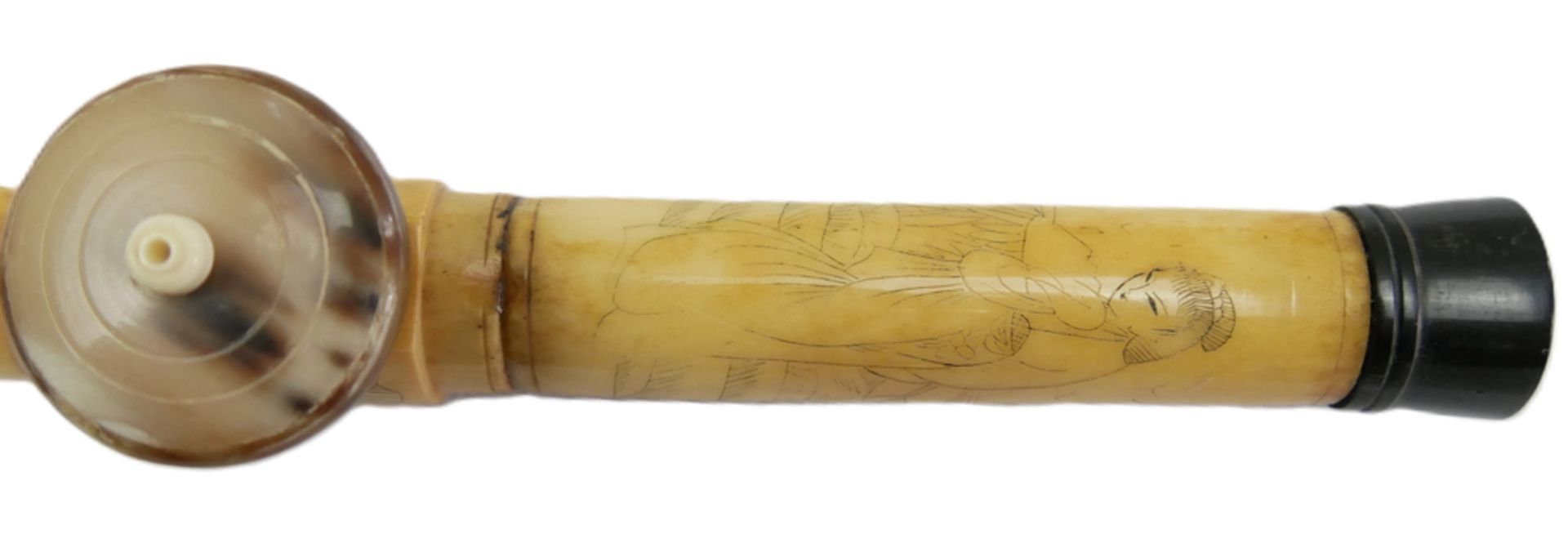Chinesische Opiumpfeife aus Knochen, geschnitzt und verziert mit Geishas und Landschaften. Länge ca. - Image 3 of 3