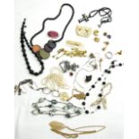 Lot Modeschmuck, dabei Ketten, Brosche, etc.