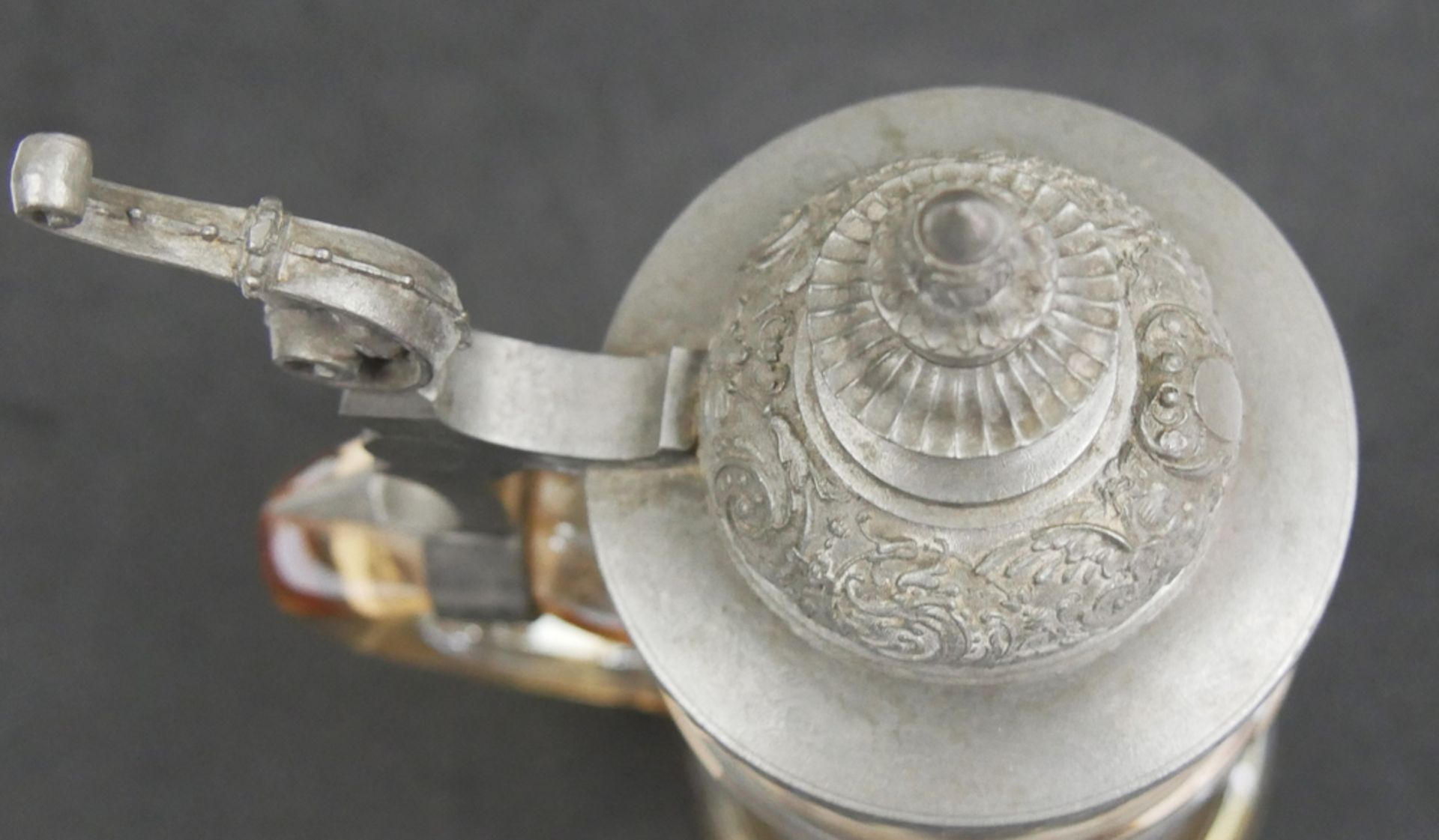 getöntes Henkelbierglas mit Bemalung. Ornamentierter Zinndeckel, 0,5 Ltr. Höhe ca. 23 cm - Image 2 of 2