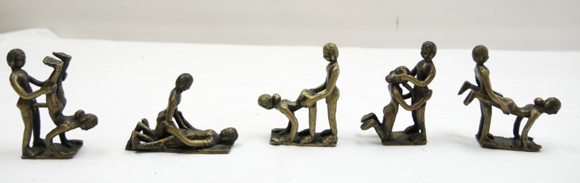 Asien. Kamasutra Bronzefiguren, 20. Jahrhundert. 5 verschiedene Figuren. Höhe bis ca. 7,5 cm