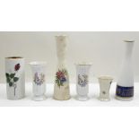 lot Porzellan Vasen, alle mit floralen Design, verschiedene Größen und Modelle. Insgesamt 6 Stück.