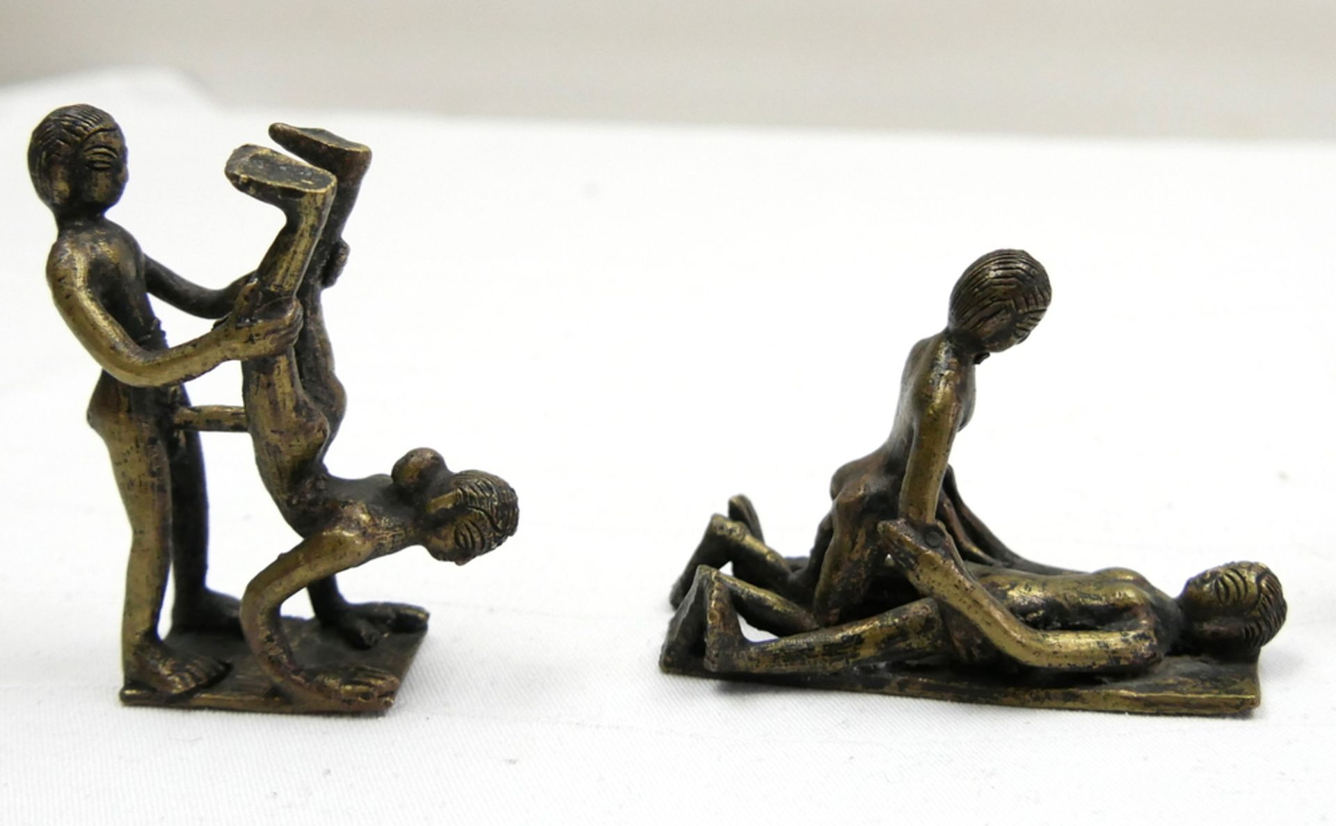 Asien. Kamasutra Bronzefiguren, 20. Jahrhundert. 5 verschiedene Figuren. Höhe bis ca. 7,5 cm - Bild 2 aus 2