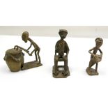 Afrika, wohl Ghana. 3 Bronzefiguren "Musiker" 2x mit Trommel, 1x fehlendes Instrument. 1x mit