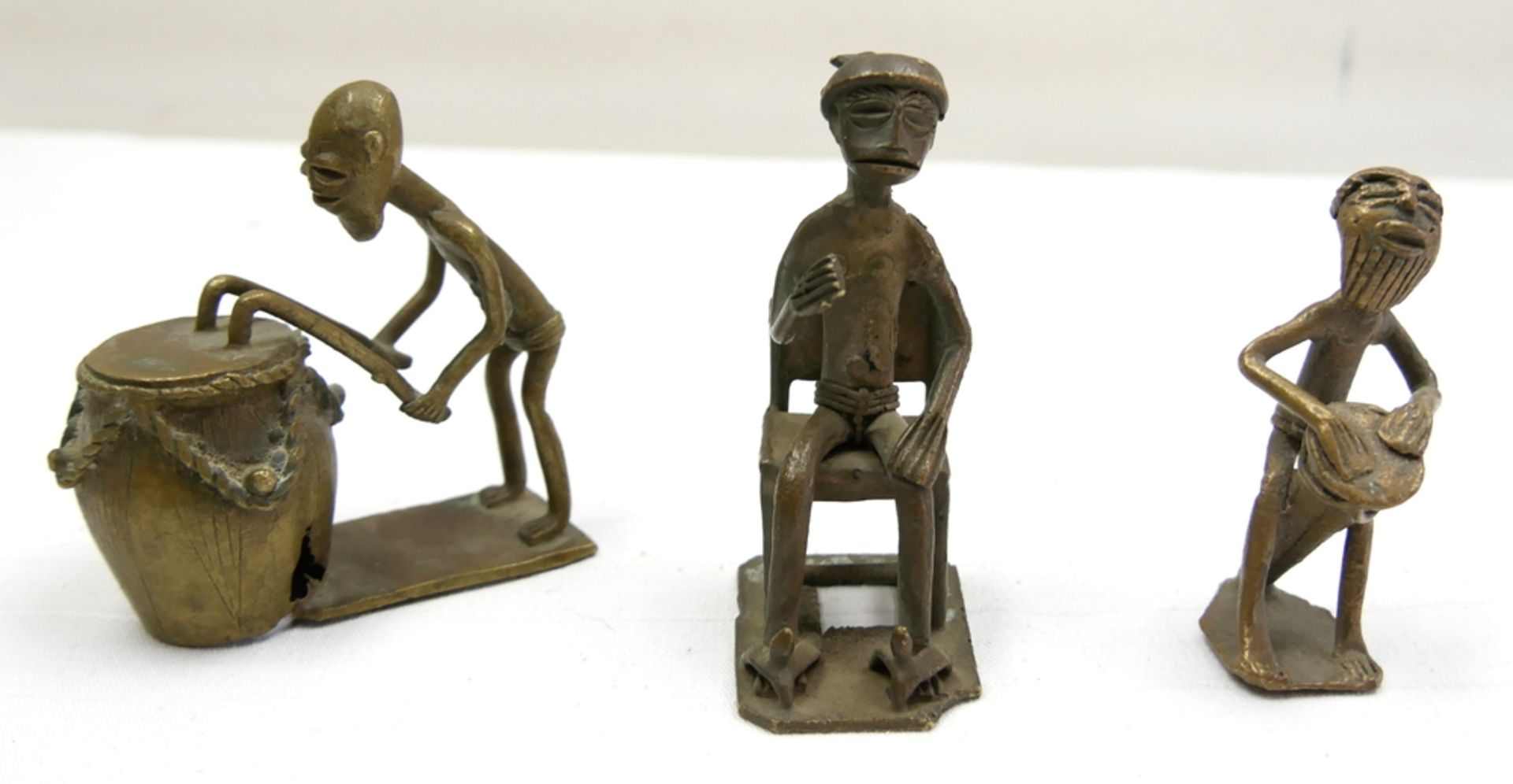 Afrika, wohl Ghana. 3 Bronzefiguren "Musiker" 2x mit Trommel, 1x fehlendes Instrument. 1x mit