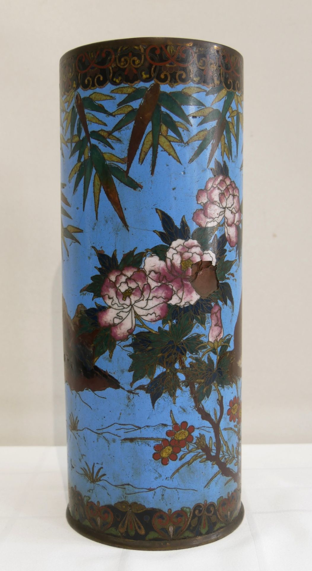 Japanische Cloisonné - Emailvase, wohl aus dem späten 20. Jahrhundert. Zylindrische Form, verziert - Image 2 of 3