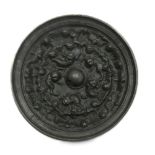 Bronze Spiegel China, 7.-8. Jahrhundert Tang-Dynastie. Dekor mit Tieren inmitten von Weinreben.