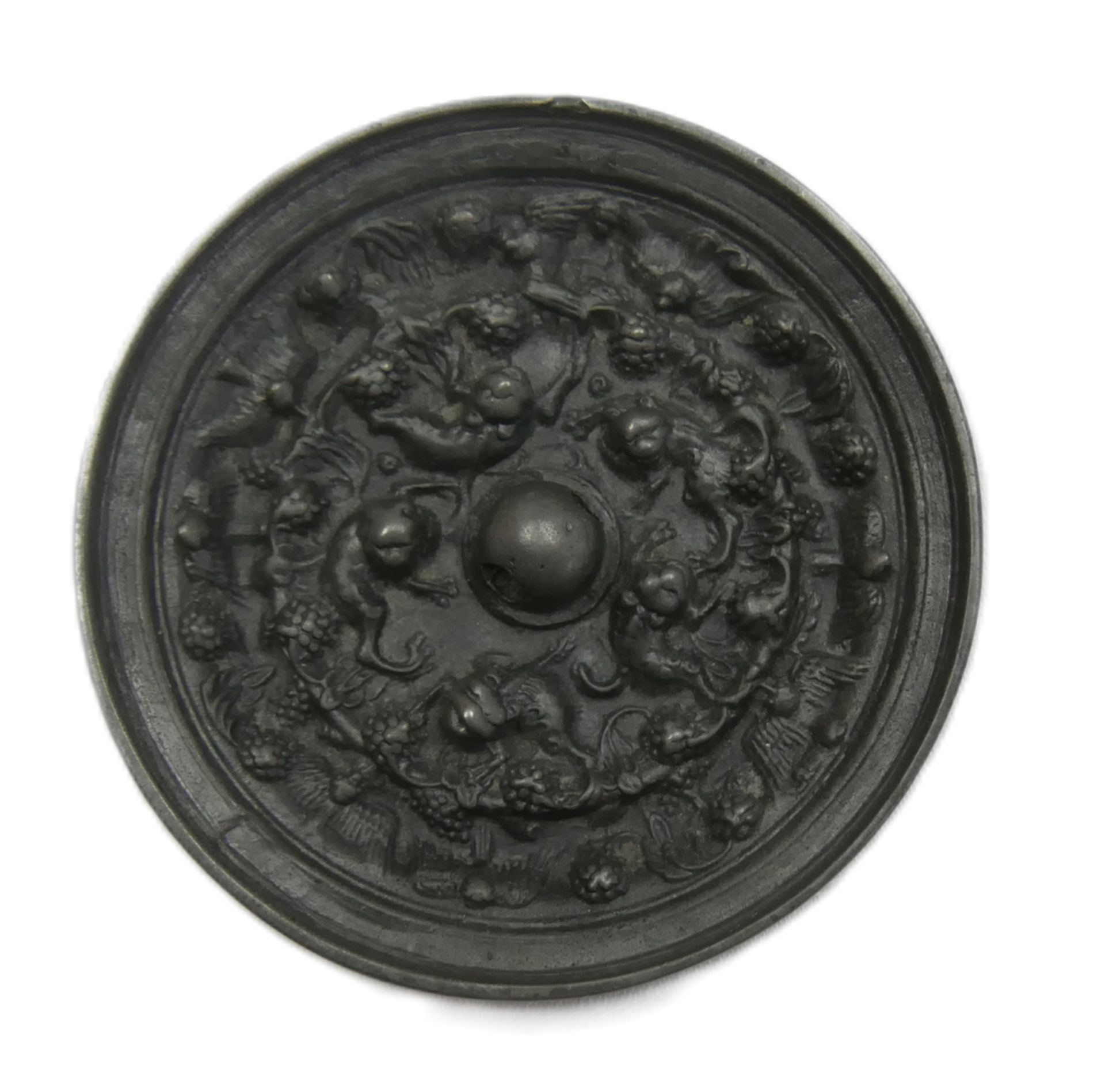 Bronze Spiegel China, 7.-8. Jahrhundert Tang-Dynastie. Dekor mit Tieren inmitten von Weinreben.