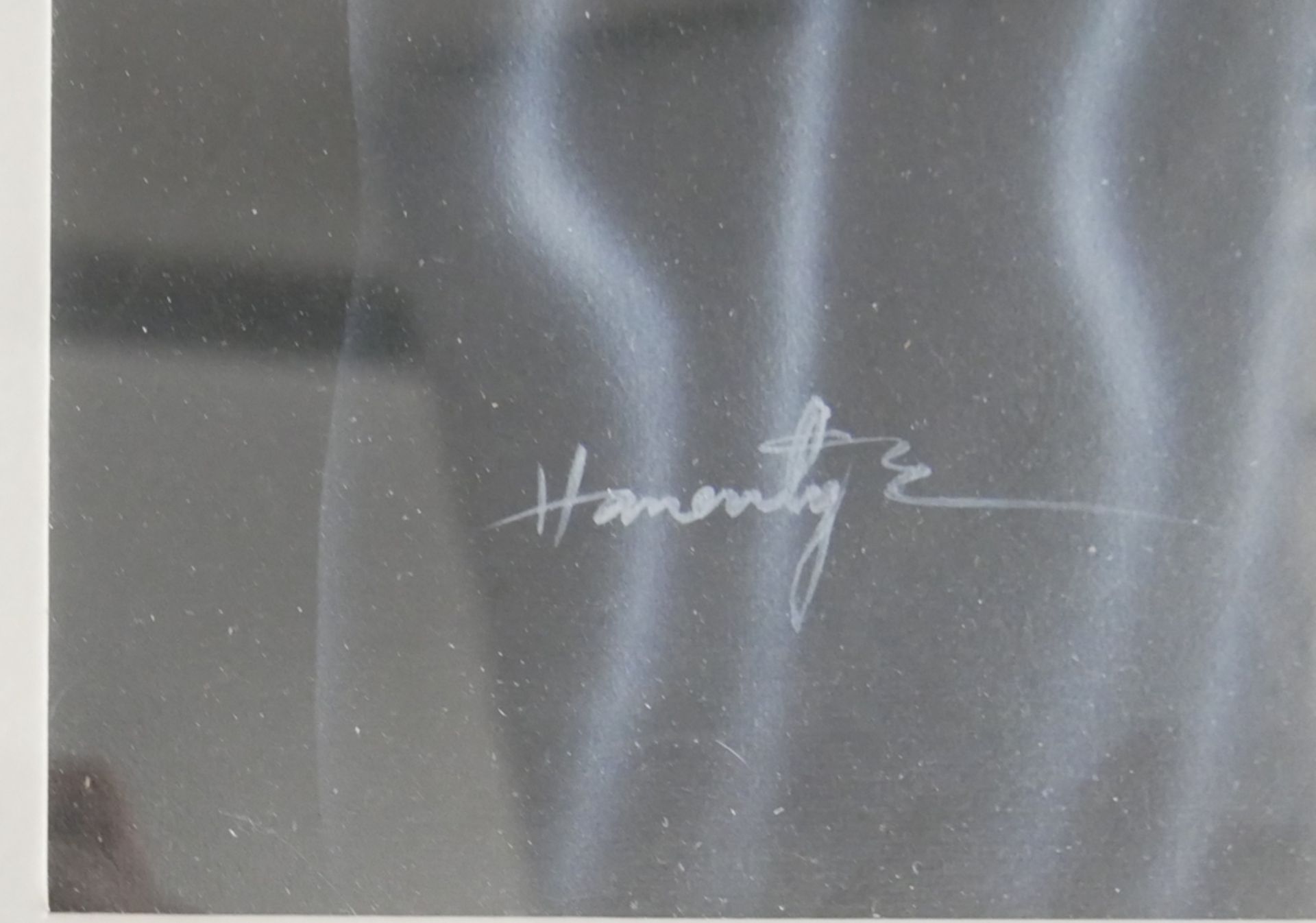Farblithografie "Wüste", unleserliche Signatur links unten, hinter Glas gerahmt (Alurahmen), Maße
