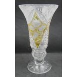 Glas Vase, wohl Böhmen. Bernsteingelbes geschliffenes bis klares Glas mit Rosen dekor. Höhe ca. 28