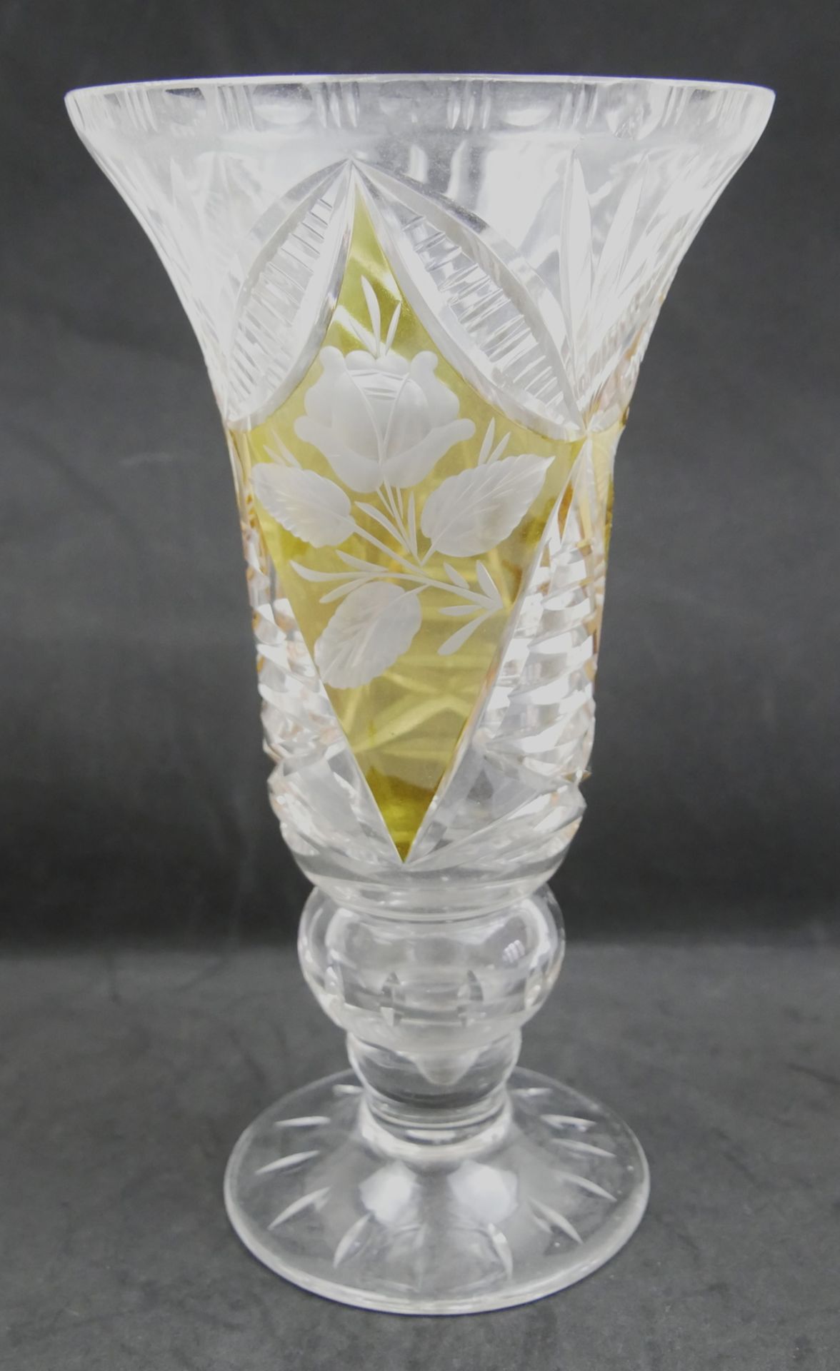 Glas Vase, wohl Böhmen. Bernsteingelbes geschliffenes bis klares Glas mit Rosen dekor. Höhe ca. 28