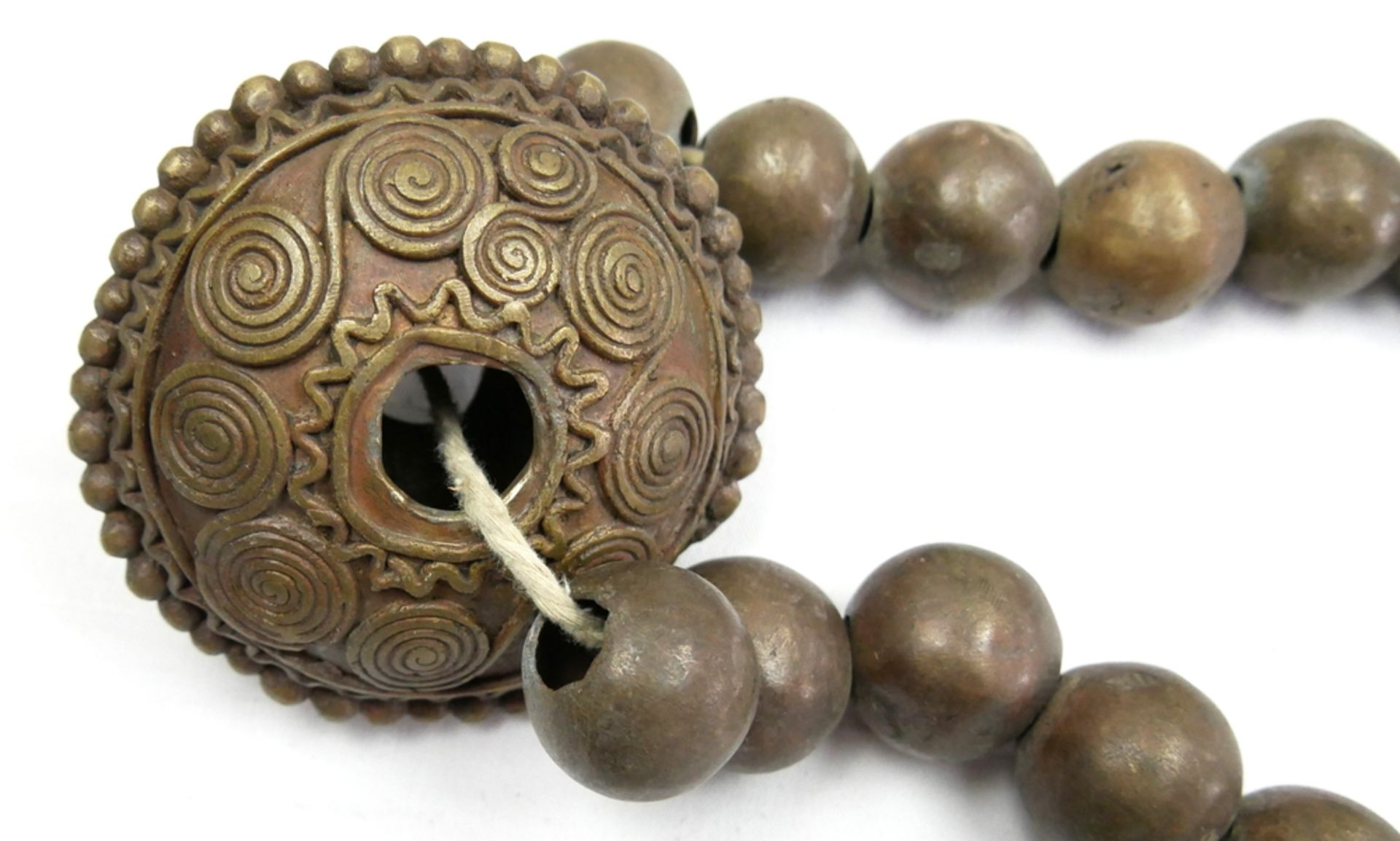 Seltene Halskette aus Bronze oder Messing, die von dem wenig bekannten Vere-Volk getragen wird, - Image 2 of 2