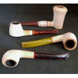 Konvolut Meerschaumpfeifen, insgesamt 4 Stück. Verschiedene Modelle, Schnitzereien und Mundstücke.