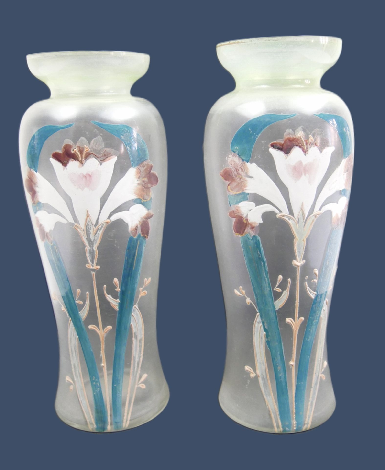 2 Glasvasen, mit floraler Malerei, Höhe ca. 21,3 cm