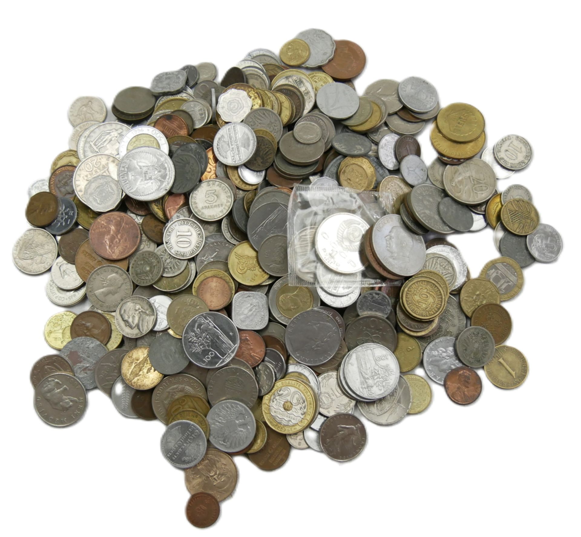 Lot Münzen alle Welt, insgesamt ca. 1,92 kg. Bitte besichtigen!